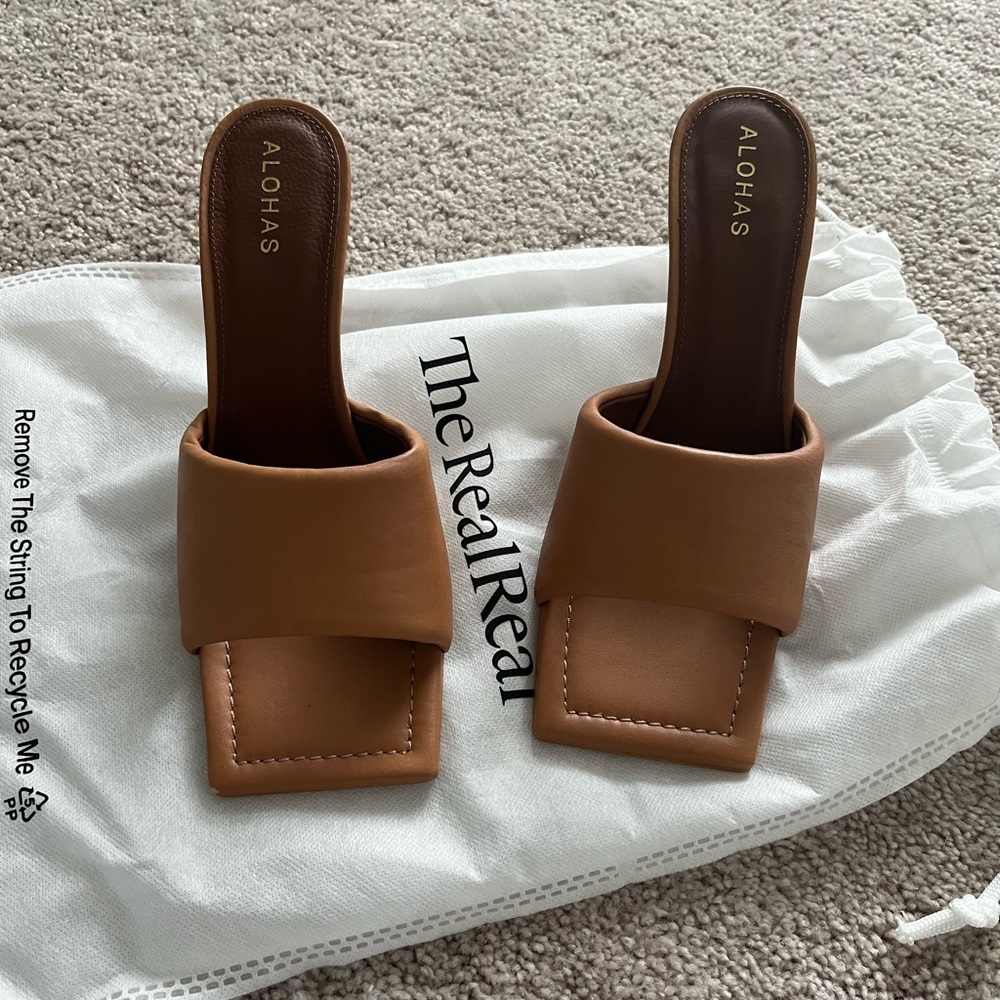 Alohas Women's Tan Slide Sandals